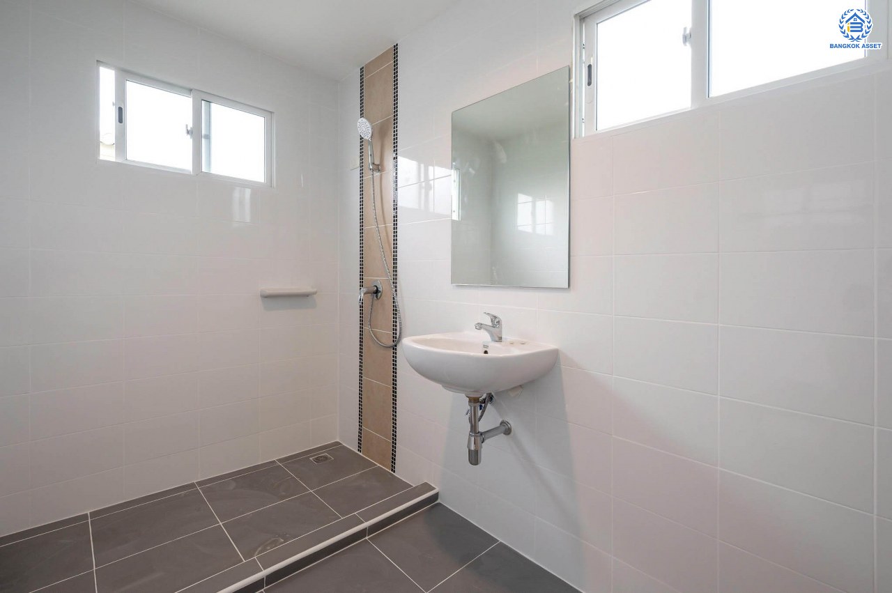 บ้านมือสองตกแต่งใหม่ โครงการ ภัสสร26 ราชพฤกษ์-ติวานนท์ เนื้อที่ 55.9 ตร.ว. ฟังก์ชัน 3 ห้องนอน 3 ห้องน้ำ จอดรถได้ 2 คัน บรรยากาศเงียบสงบเป็นส่วนตัว สิ่งอำนวยความสะดวกมากมาย! บนทำเลศักยภาพ หน้าโครงการติดถนนใหญ่ เชื่อมต่อถนนราชพฤกษ์ ใกล้จุดขึ้นทางด่วน "ศรีสมาน"